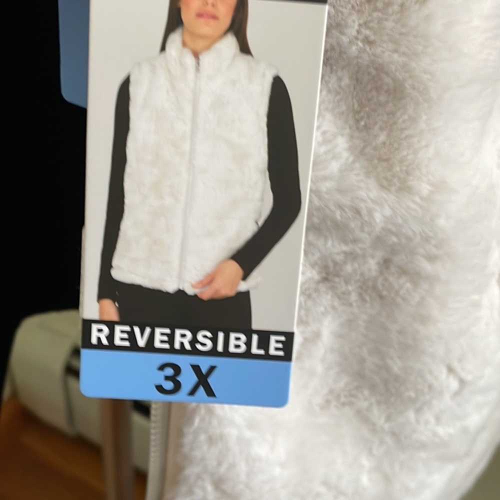 Brand new fur vest
Nichole Miller